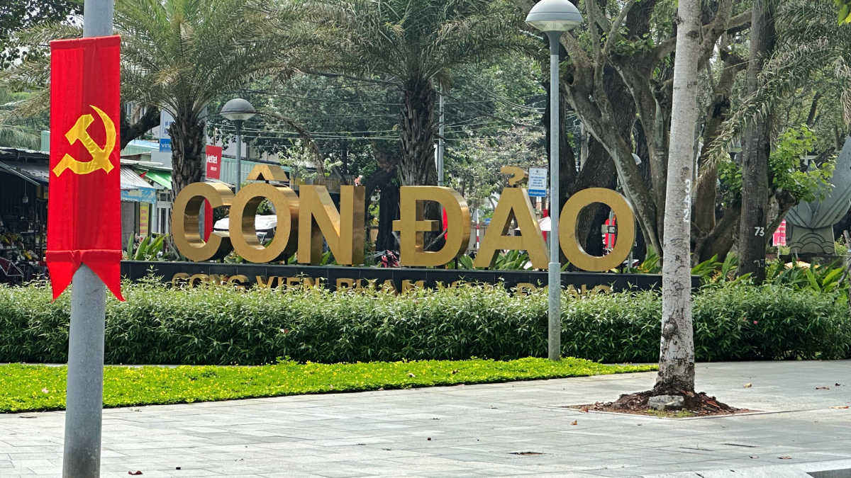 Beautiful gold sign of Con Dao in the center of town.